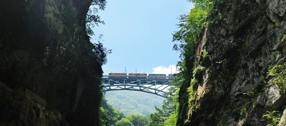 黒部峡谷鉄道のトロッコ電車が走る「新山彦橋」とかつての鉄道峡「旧山彦橋」