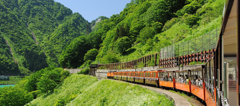 険しい谷にかかるスリル満点の「後曳橋」