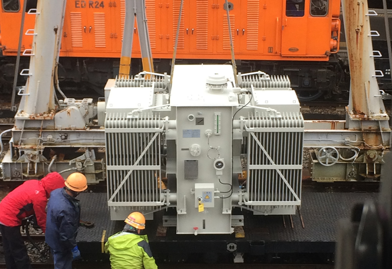 トロッコ電車への積荷